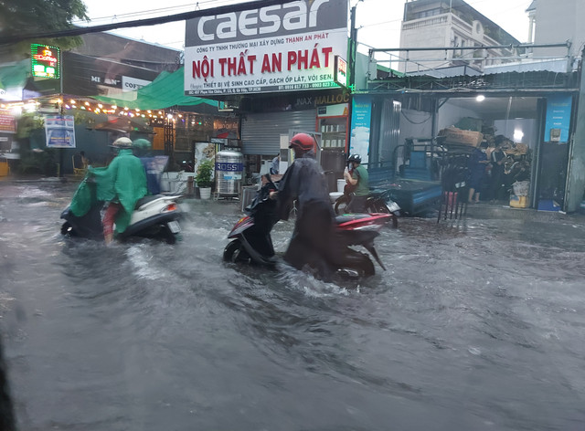 TPHCM: Công tác chống ngập mới chỉ nhỏ lẻ, chưa có tầm nhìn dài hơi - Hình 2 TPHCM: Cong tac chong ngap moi chi nho le, chua co tam nhin dai hoi-Hinh-2