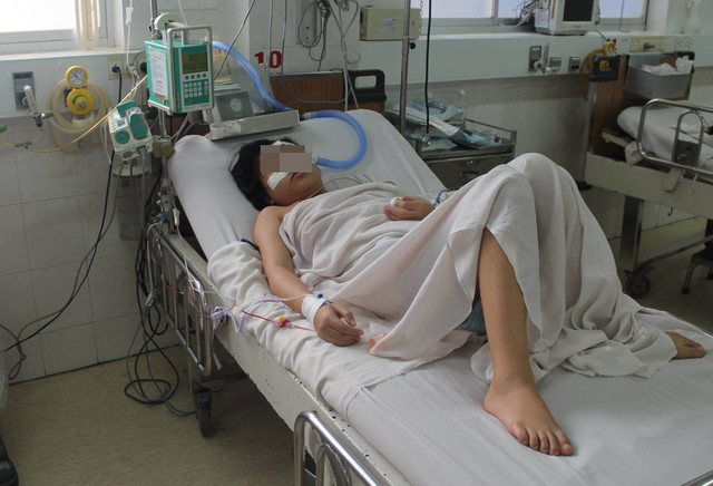 Sốt xuất huyết: Nhập viện ngay nếu hết sốt, không đi tiểu được trên 6 giờ - Hình 2 Sot xuat huyet: Nhap vien ngay neu het sot, khong di tieu duoc tren 6 gio-Hinh-2