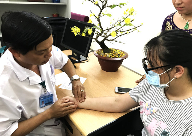 Sốt xuất huyết: Nhập viện ngay nếu hết sốt, không đi tiểu được trên 6 giờ Sot xuat huyet: Nhap vien ngay neu het sot, khong di tieu duoc tren 6 gio