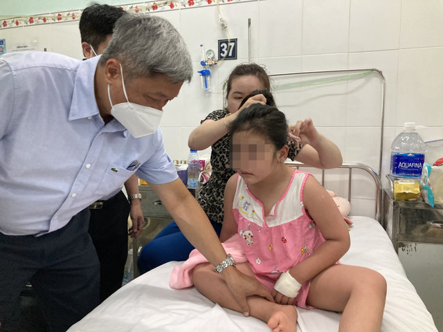 Dịch sốt xuất huyết ở TP HCM bùng mạnh: Chưa tiêu diệt hết lăng quăng, muỗi gây bệnh Dich sot xuat huyet o TP HCM bung manh: Chua tieu diet het lang quang, muoi gay benh