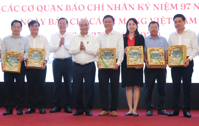 Chủ tịch nước Nguyễn Xuân Phúc gặp mặt lãnh đạo các cơ quan báo chí tại TP HCM Chu tich nuoc Nguyen Xuan Phuc gap mat lanh dao cac co quan bao chi tai TP HCM