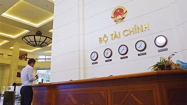 Loat nguyen can bo cua Bo Tai chinh bi Uy ban Kiem tra Trung uong ky luat