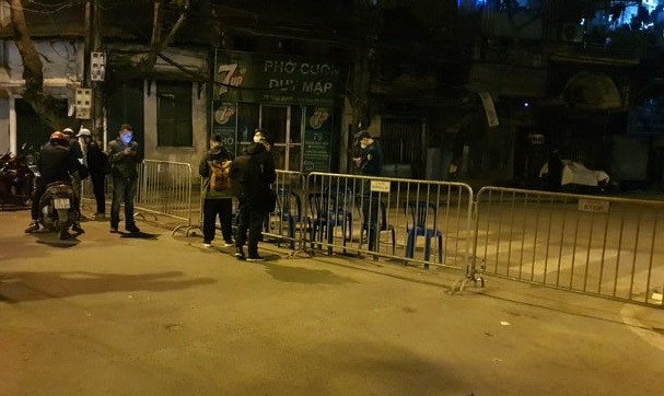 Nghi một cô gái mắc Covid-19 ở Trúc Bạch, Hà Nội phong toả cả con phố trong đêm Nghi mot co gai mac Covid-19 o Truc Bach, Ha Noi phong toa ca con pho trong dem