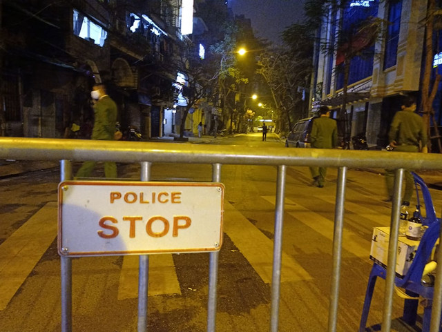 Nghi một cô gái mắc Covid-19 ở Trúc Bạch, Hà Nội phong toả cả con phố trong đêm - Hình 2 Nghi mot co gai mac Covid-19 o Truc Bach, Ha Noi phong toa ca con pho trong dem-Hinh-2
