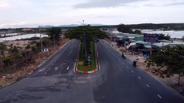 Lien tiep 2 goi thau tien ty o huyen Dat Do chi co mot nha thau tham du