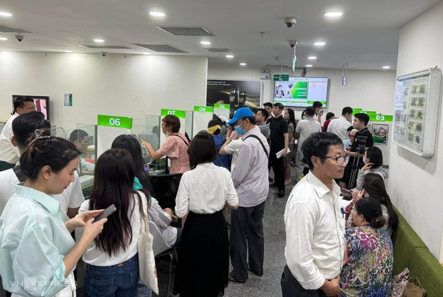 Có doanh nghiệp thuê người xếp hàng mua vàng bình ổn giá - Hình 2 Co doanh nghiep thue nguoi xep hang mua vang binh on gia-Hinh-2