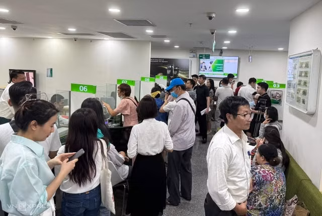 Co doanh nghiep thue nguoi xep hang mua vang binh on gia-Hinh-2