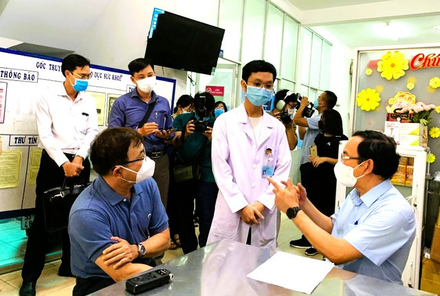 Bí thư Thành ủy TP HCM Nguyễn Văn Nên kiểm tra tình hình thực tế dịch sốt xuất huyết - Hình 2 Bi thu Thanh uy TP HCM Nguyen Van Nen kiem tra tinh hinh thuc te dich sot xuat huyet-Hinh-2