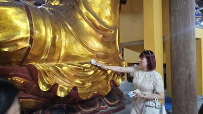 Rút quẻ thẻ, quệt tiền tượng Phật… tại chùa Tranh Hải Phòng