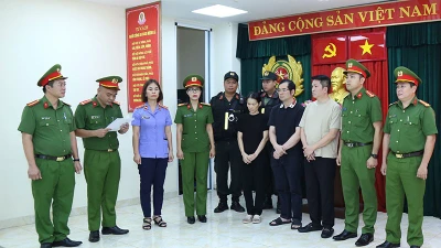 Chồng Đoàn Di Băng bị bắt vì liên quan sản xuất hàng giả