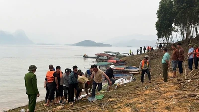 Thủ tướng yêu cầu khắc phục hậu quả vụ lật tàu chở khách hồ Thác Bà