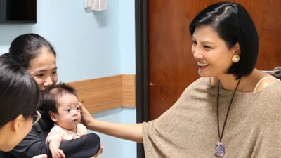 Cựu siêu mẫu Vũ Cẩm Nhung thăm các bé mổ tim, tiếp tục hành trình nhân ái