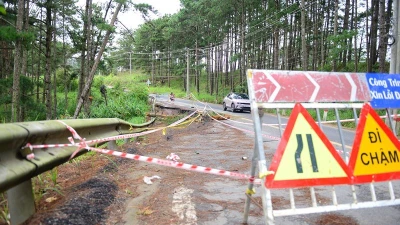 Đèo D’ran sạt lở nghiêm trọng sau mưa lớn, đường bị rạn nứt