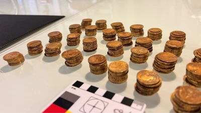 Phát hiện kho báu hơn 13 tỷ đồng trong nền móng nhà cổ 