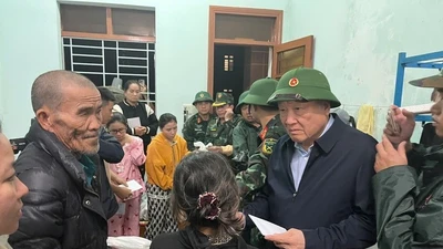 Phó Thủ tướng Nguyễn Hòa Bình động viên người dân bị ảnh hưởng bởi mưa lũ