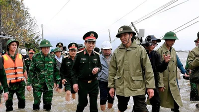 Đại tướng Phan Văn Giang thăm hỏi người dân Gia Lai thiệt hại do mưa lũ