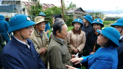 Chủ tịch Ủy ban Trung ương MTTQ Việt Nam thăm hỏi người dân vùng lũ Lâm Đồng