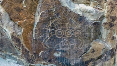 Khám phá hình khắc thần mặt trời trên đá ở Trung Quốc