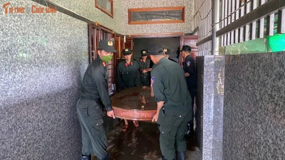 Cảnh sát cơ động giúp dân Lâm Đồng khắc phục hậu quả lũ lụt