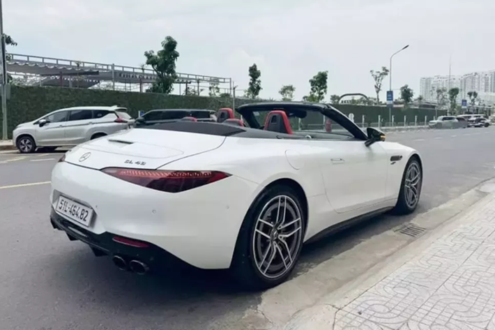 Nhưng chẳng hiểu vì lý do gì mà nhiều đại gia đã nhanh chóng chán xe Mercedes-AMG SL43 đến vậy, khi chỉ 1 năm, có khi là vài tháng mua về chơi đã bán đi. 1 trong đó có chủ nhân xe Mercedes-AMG SL43 mang ngoại thất màu trắng, và nội thất đỏ.