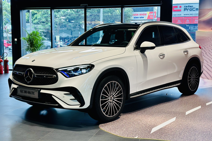 Động cơ tạo ra công suất tối đa 204 mã lực và mô-men xoắn cực đại 320 Nm. Hai con số tương ứng của GLC 300 4Matic là 258 mã lực và 400 Nm.