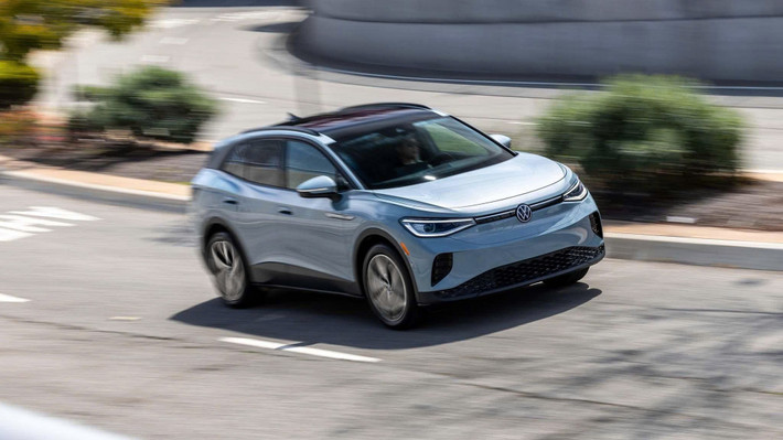 Xe sử dụng màn hình trung tâm cảm ứng lên tới 15 inch, chạy hệ điều hành MIB4 hoàn toàn mới, hỗ trợ điều khiển bằng cử chỉ và giọng nói. Hệ thống âm thanh 12 loa Harman Kardon, sạc điện thoại không dây, đồng hồ kỹ thuật số và kết nối không dây Apple CarPlay/Android Auto là những điểm cộng đáng giá.