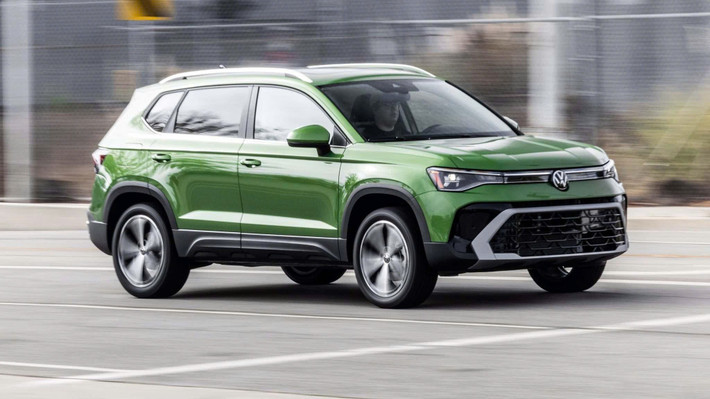Theo chia sẻ từ phía nhà sản xuất, bên trong cabin của Tiguan Turbo 2026 được nâng cấp toàn diện với loạt tiện nghi cao cấp. Ghế ngồi bọc da Varenna, đi kèm ốp gỗ walnut thật, hàng ghế trước có chức năng massage, làm mát và sưởi ấm. Hàng ghế sau cũng được trang bị sưởi, một tính năng hiếm thấy trong phân khúc này.