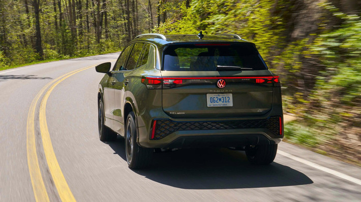 Về thiết kế, Tiguan Turbo 2026 mang đậm chất thể thao nhờ gói ngoại thất R-Line gồm cản trước và sau kiểu thể thao, mâm hợp kim 20 inch, đèn LED trước/sau dạng thanh liền mạch, logo Volkswagen phát sáng và các đường nét táo bạo hơn so với bản tiêu chuẩn.