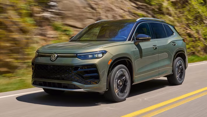 Volkswagen tiếp tục nâng cao tiêu chuẩn an toàn với gói công nghệ IQ.DRIVE. Gói này bao gồm: kiểm soát hành trình thích ứng, hỗ trợ giữ làn đường, phanh khẩn cấp tự động, hỗ trợ đánh lái khẩn cấp và hệ thống giám sát tài xế – có thể can thiệp khi người lái mất ý thức. Xe cũng được trang bị tới 10 túi khí.