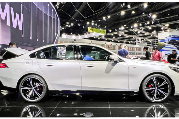 Khoang nội thất 5-Series được thiết kế lại hoàn toàn theo phong cách của dòng 7-Series. Xe được trang bị vô-lăng vát đáy mới, cụm màn hình cong nối liền gồm bảng đồng hồ 12,3 inch và màn hình giải trí cảm ứng 14,9 inch chạy hệ điều hành iDrive 8.5.