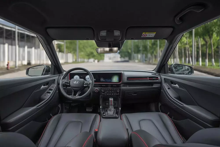 Thêm vào đó là những đặc điểm nhận diện khác như cánh gió mui nổi bật hơn, 2 đầu ống xả phía sau và cùm phanh màu đỏ.