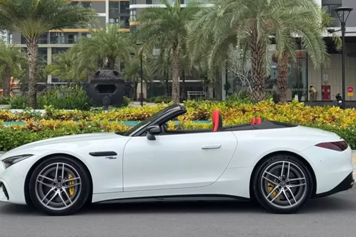 Ngoại thất chiếc Mercedes-AMG SL43 này có màu trắng, nội thất màu đỏ, với odo chỉ hơn 2.000 km, độ mới của chiếc xe không có gì bàn tán. Tại Việt Nam, Mercedes-AMG SL43 có giá bán chính hãng gần 7 tỷ đồng, chưa bao gồm các chi phí lăn bánh có thể khiến xe sau khi hoàn thành các thủ tục lên đến gần 8 tỷ đồng.