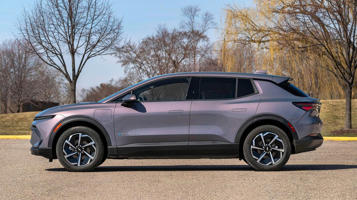 Thay vì duy trì nền tảng cũ, Chevrolet Bolt EV 2027 sẽ chuyển sang sử dụng nền tảng Ultium mới nhất của GM, vốn đang được áp dụng trên nhiều mẫu xe điện cao cấp hơn như Cadillac Lyriq hay Chevrolet Silverado EV. Điều này hứa hẹn sẽ cải thiện đáng kể phạm vi hoạt động, khả năng sạc nhanh và tối ưu chi phí sản xuất.