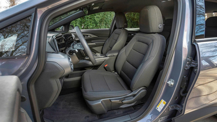 Hiện tại, GM chưa công bố kế hoạch phân phối Bolt EV 2027 ra thị trường toàn cầu. Tuy nhiên, với xu thế phổ cập xe điện giá rẻ, không loại trừ khả năng mẫu xe này sẽ xuất hiện tại các thị trường đang phát triển, nằm tại khu vực Nam Mỹ và châu Âu.