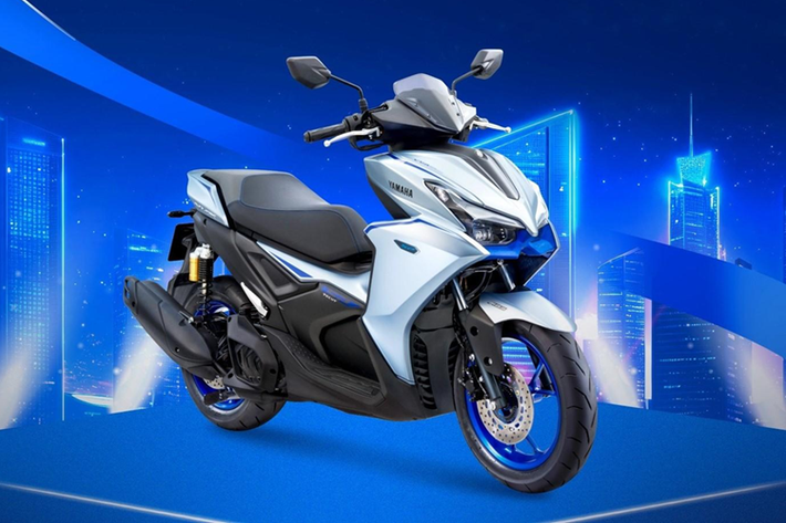 Điều này mang lại khả năng phản hồi tốt hơn, tạo cảm giác “turbo” rõ rệt khi vặn ga, đồng thời giúp người lái cảm nhận được sự linh hoạt như xe số. Để tối ưu hiệu suất trong từng điều kiện sử dụng, Yamaha trang bị hai chế độ lái gồm T-Mode (Town Mode) dành cho đường phố và S-Mode (Sport Mode) khi cần tăng tốc hoặc di chuyển đường dài.