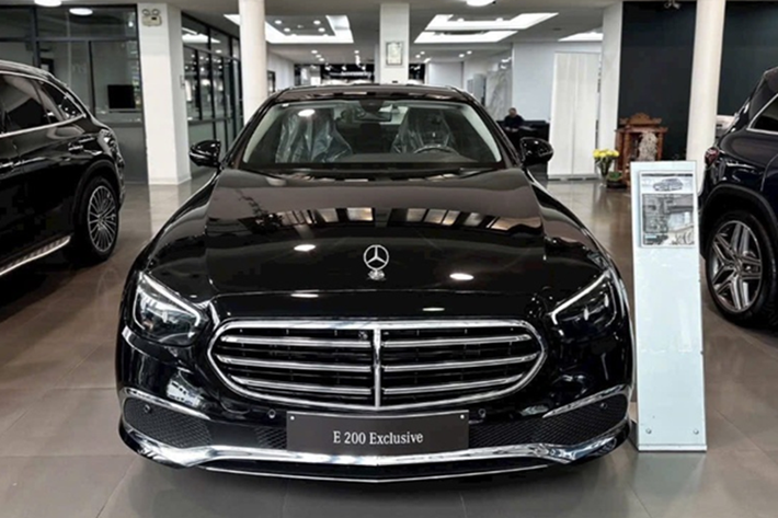 Như vậy, mức ưu đãi cao nhất lên đến xấp xỉ 680 triệu đồng. Con số này được đánh giá là một trong những đợt ưu đãi mạnh tay nhất của dòng E-Class tại thị trường Việt Nam trong vài năm trở lại đây. Tuy nhiên, giá bán có thể dao động tùy theo chính sách từng đại lý.