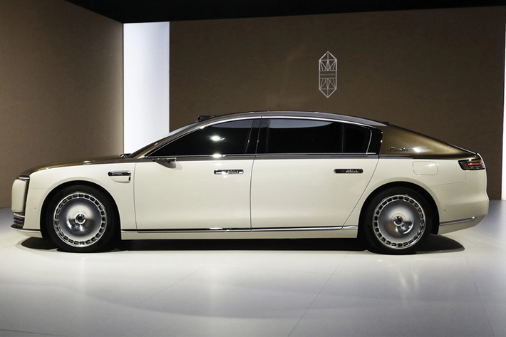 Mặc dù số lượng này chưa đạt tới kỳ vọng dài hạn của hãng lên tới hơn 100.000 xe mỗi năm, tương đương khoảng 8.300 xe/tháng, nhưng với một sản phẩm mới hoàn toàn từ một thương hiệu cũng mới, phản hồi ban đầu từ thị trường cho thấy sự quan tâm đáng kể của người tiêu dùng Trung Quốc đối với mẫu sedan công nghệ cao mang đậm dấu ấn Huawei.