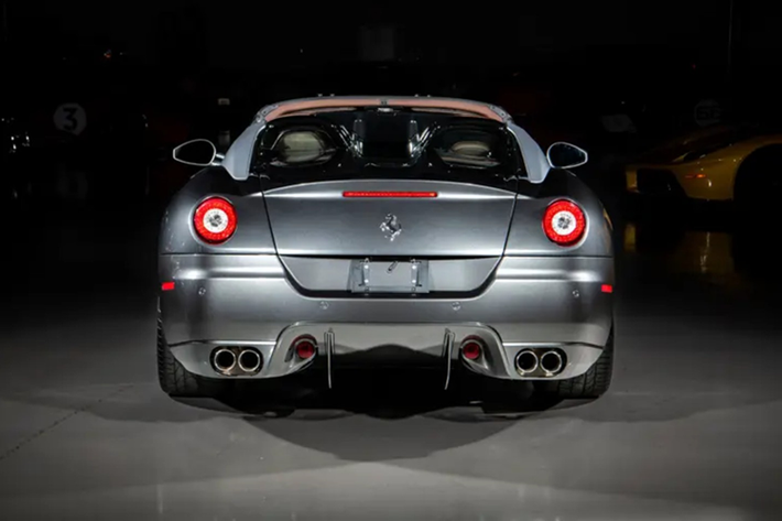 Lần bảo dưỡng gần nhất được thực hiện bởi Ferrari of Palm Beach vào tháng 5/2025.RM Sotheby’s đang chào bán chiếc Ferrari SA Aperta 2011 cực hiếm với màu Grigio Silverstone độc nhất kết hợp nội thất Cioccolato. Mức giá ước tính đạt 2 triệu USD, quy đổi 50,8 tỷ đồng.