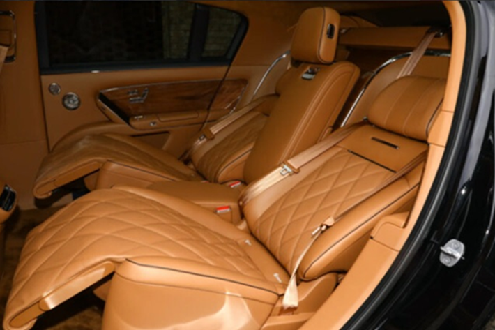 Maextro S800 có hai tùy chọn cấu hình ghế: 5 chỗ và 4 chỗ (phiên bản VIP). Khu vực trung tâm được tích hợp màn hình chính 15,6 inch và một màn hình phụ dành cho hành khách phía trước lên tới 16 inch. Hành khách ngồi sau có thể điều chỉnh độ sáng cửa kính bằng cử chỉ tay.