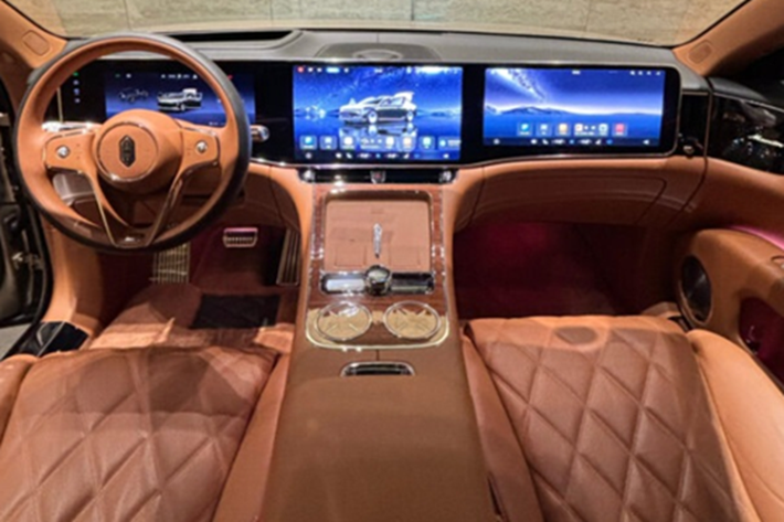 Xe được trang bị hệ thống đánh lái bánh sau - một tính năng thường chỉ có ở các mẫu sedan cao cấp. Nội thất là điểm nhấn nổi bật của Maextro S800. Xe được trang bị hệ thống hiển thị head-up display thế hệ mới của Huawei, đi kèm dàn âm thanh với 43 loa có tổng công suất 2.920 W.