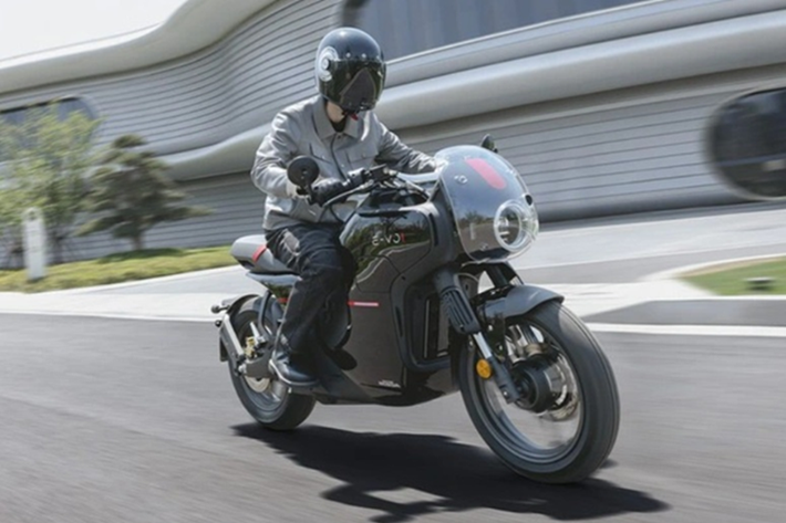 Hệ thống này có thể kết nối điện thoại thông minh và hỗ trợ kết nối với camera DJI, cho phép người dùng ghi hình hành trình theo phong cách cá nhân hóa. Xe còn được trang bị hệ thống khóa thông minh NFC, thay thế hoàn toàn chìa cơ truyền thống.