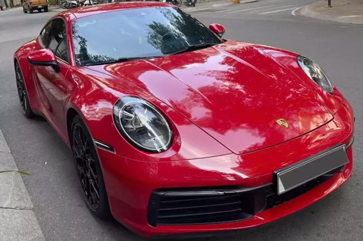 Porsche 911 là dòng xe thể thao lâu đời nhất thế giới, và hiện xe đang ở thế hệ 992 với bản nâng cấp giữa vòng đời chỉ mới ra mắt các khách Việt vào đầu năm nay, những thay đổi ở thiết kế, nội thất cũng như hệ truyền động đã khiến bản này tăng giá đáng kể.