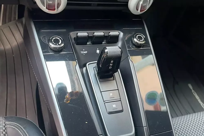 So với phiên bản 991, Porsche 911 992 đã được thay đổi thiết kế của một số chi tiết như cụm đèn hậu, nắp cốp sau và cản sau. Ngoài ra, Porsche 911 thế hệ mới còn được bổ sung đường nằm ngang nối giữa 2 cụm đèn hậu. Chắn bùn sau rộng.