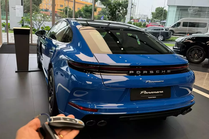 Thời điểm này để đặt mua 1 chiếc xe Porsche Panamera 2025 có khi phải mất 1 năm, vì thế, xe có sẵn này nhận được nhiều sự quan tâm, nhưng giá cả có thể là rào cản khiến xe vẫn chưa tìm thấy chủ nhân.
