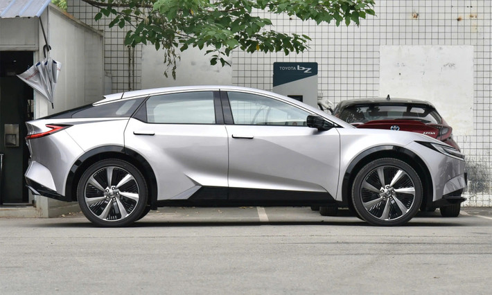 bZ5 mang đến cho người dùng nhiều tùy chọn phù hợp. Bản tiêu chuẩn có phạm vi di chuyển 550 km (theo chuẩn CLTC), giá dự kiến chỉ dưới 130.000 nhân dân tệ (khoảng 18.000 USD).