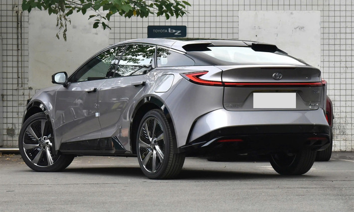 Phiên bản cao hơn hỗ trợ lái tự động cấp độ L2 cũng đi được 550 km, nhưng trang bị hệ thống hỗ trợ lái Momenta 5.0 với 33 cảm biến và hơn 30 chức năng thông minh, giá dưới 160.000 nhân dân tệ (22.200 USD). Ngoài ra, còn có bản pin mở rộng cho phép xe chạy tới 630 km mỗi lần sạc﻿