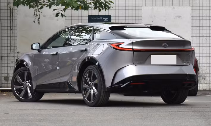 Phiên bản cao hơn hỗ trợ lái tự động cấp độ L2 cũng đi được 550 km, nhưng trang bị hệ thống hỗ trợ lái Momenta 5.0 với 33 cảm biến và hơn 30 chức năng thông minh, giá dưới 160.000 nhân dân tệ (22.200 USD). Ngoài ra, còn có bản pin mở rộng cho phép xe chạy tới 630 km mỗi lần sạc﻿