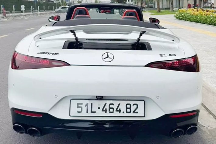 Chiếc xe Mercedes-AMG SL43 này chỉ mới chạy 2.000 km, sau hơn 1 tuần rao bán đã được 1 showroom ở Hà Nội mua về để tìm khách. Trước đó xe có giá rao bán gần 6 tỷ đồng, nhưng chưa rõ lần đổi chủ này, xe có giá bán như thế nào.