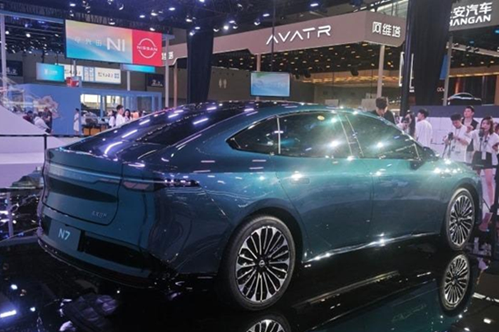 Ngoại thất của N7 hoàn toàn khác biệt với các dòng xe còn lại của hãng, nổi bật với dải đèn LED định vị ban ngày và cụm đèn pha tinh xảo. Nội thất cũng hiện đại hơn bất kỳ mẫu xe Nissan nào khác, kể cả Ariya, với các điểm nhấn như màn hình thông tin giải trí 15,6 inch, sạc không dây, vô lăng hai chấu và thiết kế tối giản.