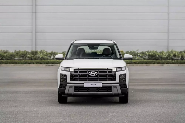 Đến nay, các đại lý Hyundai ở Việt Nam đã bắt đầu nhận cọc cho Creta mới. Theo thông tin từ đại lý, xe sẽ có 3 phiên bản, bao gồm Tiêu chuẩn, Đặc biệt và Cao cấp như trước. Đặc biệt, xe được bổ sung phiên bản N Line mới, tương tự ở các thị trường Đông Nam Á khác.